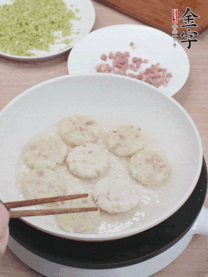 鍋中涼油，慢煎至兩面有脆殼。（油可以多一點(diǎn)）