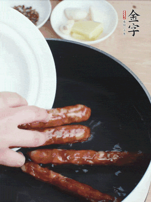 金字香腸水煮15分鐘，撈出切薄片。