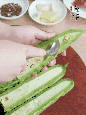 苦瓜去籽切薄片，一點(diǎn)鹽拌勻，10分鐘后沖洗控干。香蔥切蔥花、姜切末、蒜拍碎、干辣椒切圈。