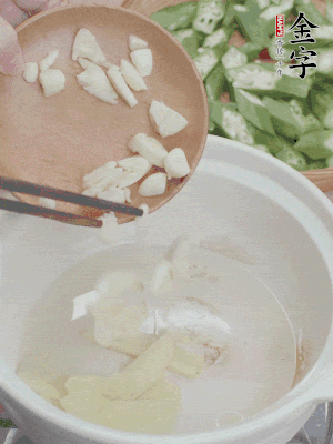 砂煲熱油，姜蒜、辣椒煸香。