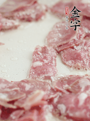 炒鍋熱油，下培根火腿煸炒。