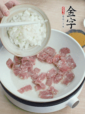 依次下洋蔥、紅菜椒、豌豆粒、玉米粒翻炒均勻。