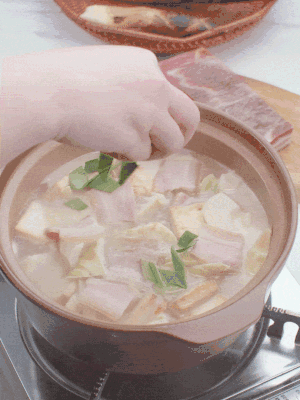 一小撮鹽、糖、雞精調(diào)味，最后撒點蒜葉點綴。