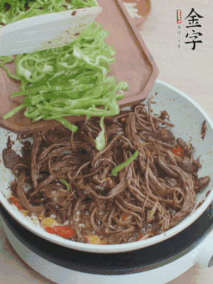 水分煸干，下青椒絲快炒1分鐘。