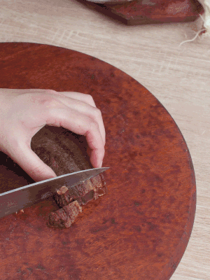 金字臘肉水煮15分鐘，切片。