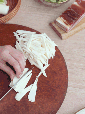 茭白切細絲，鹽水中浸泡防止氧化。