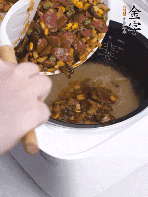 鋪在洗好的大米上，加清水，與食材持平。