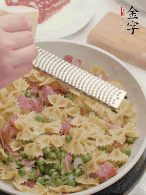 收汁后加入帕爾瑪芝士、歐芹碎和檸檬汁。