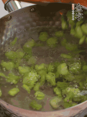 鍋中水沸，放一撮鹽，下蠶豆豆瓣焯3分鐘，下百合，3秒撈出，一起撈出瀝水。