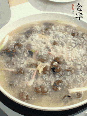 放辣椒，加一點鹽、糖，大火翻炒。