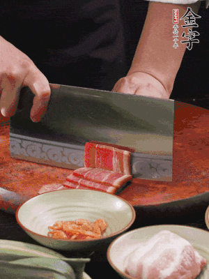 金字火腿上方切薄片，鮮五花肉切薄片。