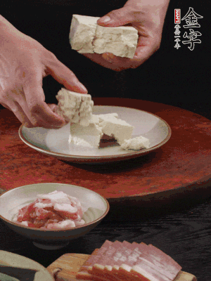 一塊老豆腐掰成大塊。