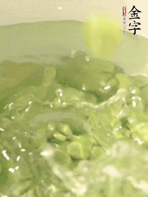 新鮮蠶豆熱水焯水30秒，然后浸入涼水。