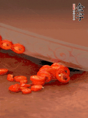 小米辣切圈，大蒜切片。