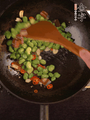 再下蠶豆煸炒，加1勺料酒調(diào)味。