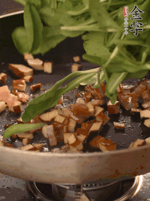 再放香干煸炒，最后放馬蘭頭翻炒至變軟。