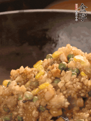 再下糯米，1勺蠔油、2勺生抽調(diào)味翻炒均勻。