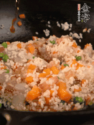 加入糯米翻炒均勻。最后加入蝦仁，用1勺料酒、1勺生抽、1/2勺鹽調(diào)味。