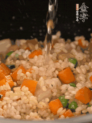 把食材轉(zhuǎn)移到電飯鍋中，倒入點(diǎn)清水，正常煮飯。