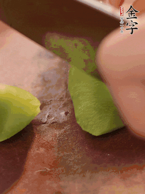 萵筍切滾刀塊。