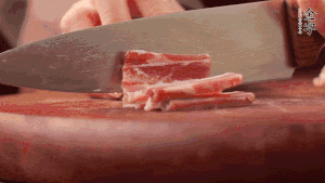 200g金字淡咸肉、100g冬筍、100g香干分別切細(xì)丁。