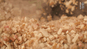 鍋中熱油，依次下食材翻炒，加2勺料酒、少許胡椒粉調(diào)味，撒蔥花攪拌均勻。