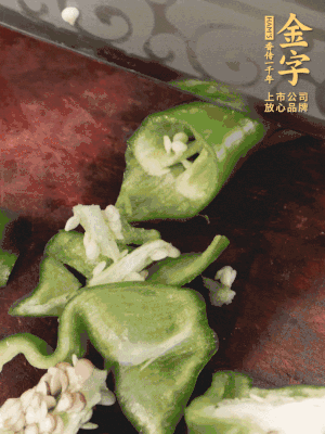 辣椒洗凈斜切成段，蒜切片。