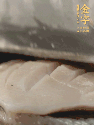 鮑魚用勺子撬出來(lái)，去掉內(nèi)臟和牙齒，加面粉、白醋、鹽、啤酒抓一下，清水洗凈，切花刀。