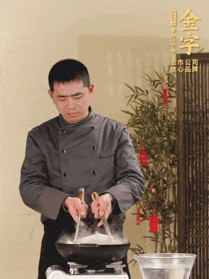 整只土雞冷水下鍋，加蔥姜、料酒焯水，撈出后用溫水清洗干凈。