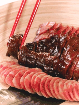 香腸、醬肉適合切片、醬鴨適合切塊。