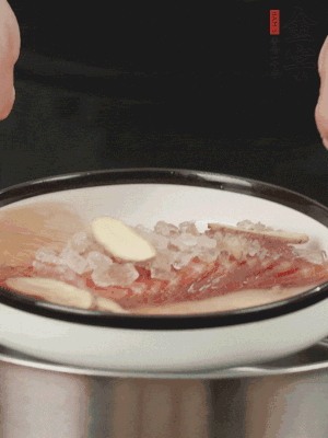 置于盤中，加冰糖100g、黃酒100g、水200g，上鍋蒸20分鐘。