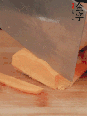 南瓜改刀切片，把蒸好的火腿鋪到南瓜上。