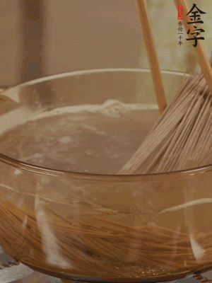 水開后下蕎麥面，煮2分鐘后過涼水備用。