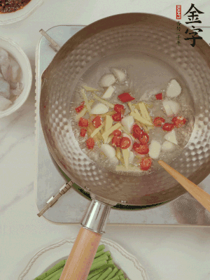 油7成熱時，下大蒜粒、姜絲、小米辣煸香。