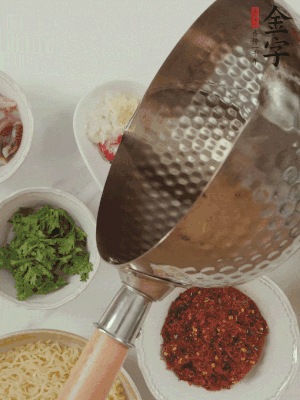 蒜末、小米辣、芝麻淋上熱油。