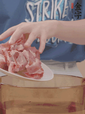 排骨剁小塊，加姜片、料酒沸水下鍋焯水。