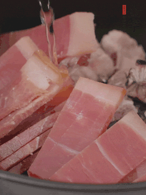 排骨、黃鱔段、金字火腿片放入砂鍋中，加沒過食材的水。