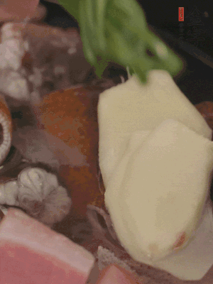 加姜片、蔥結(jié)、料酒。