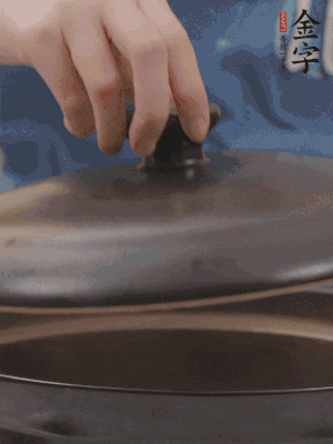 大火煮開后轉(zhuǎn)小火，燉煮20分鐘左右。