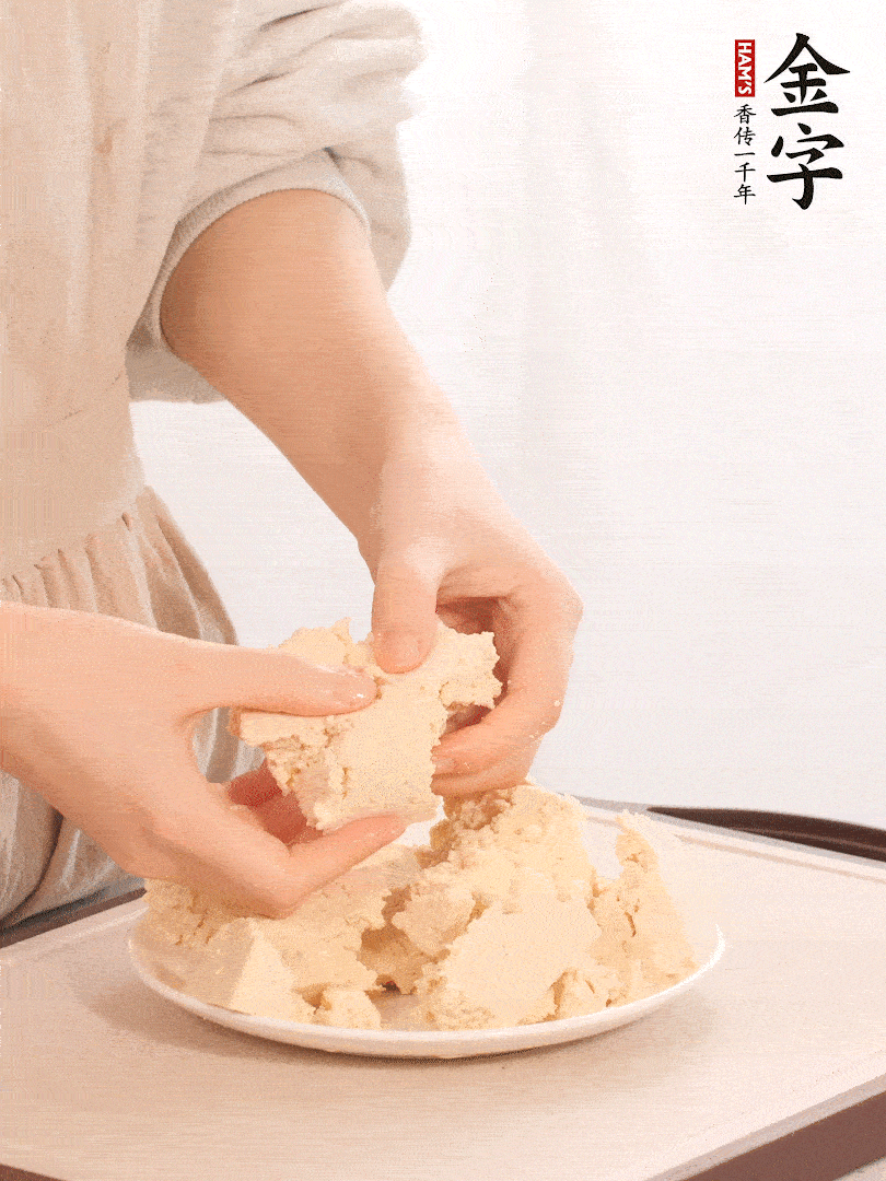 老豆腐用手掰成塊。