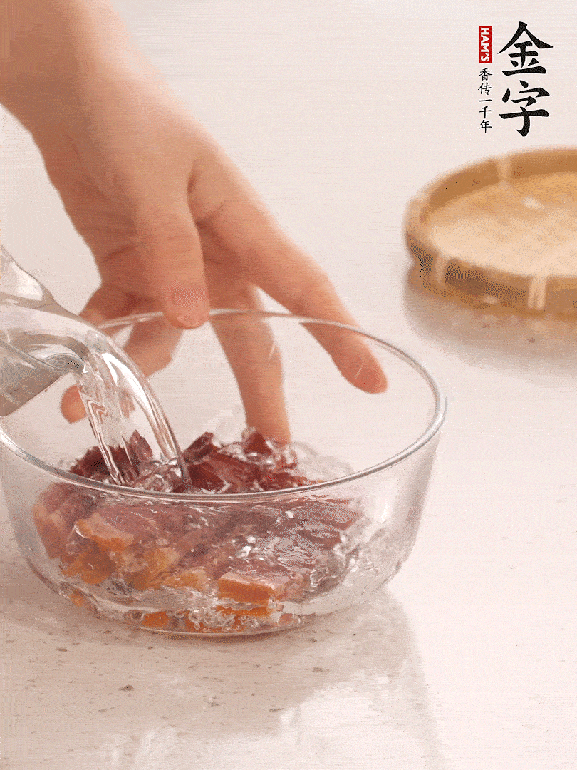 金字火腿切片，溫水泡5分鐘。