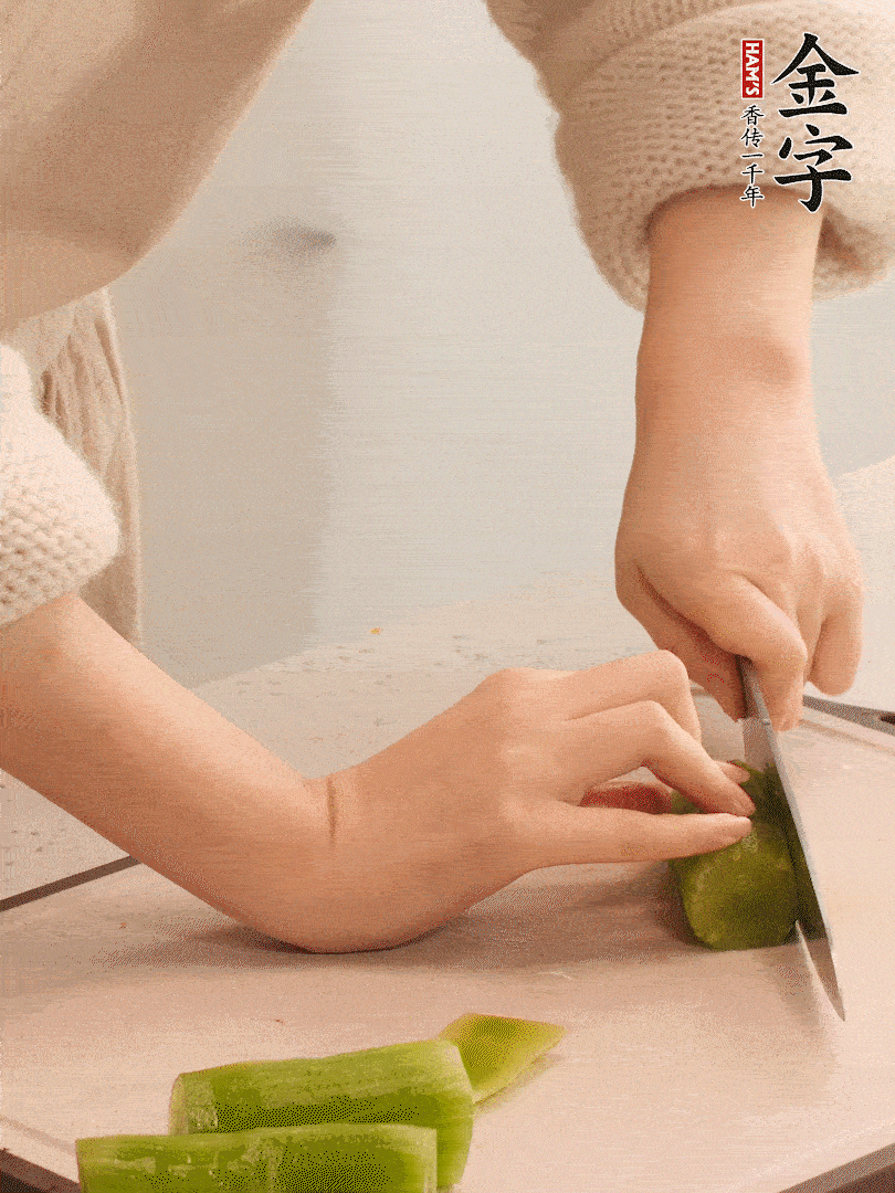 萵筍和白蘿卜用擦絲器擦成細絲。