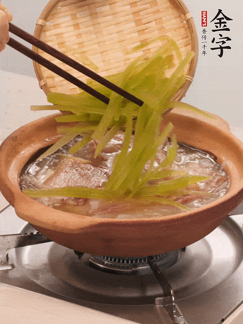 倒入熱水煮開后，轉(zhuǎn)小火燉煮10分鐘，呈奶白色湯底。