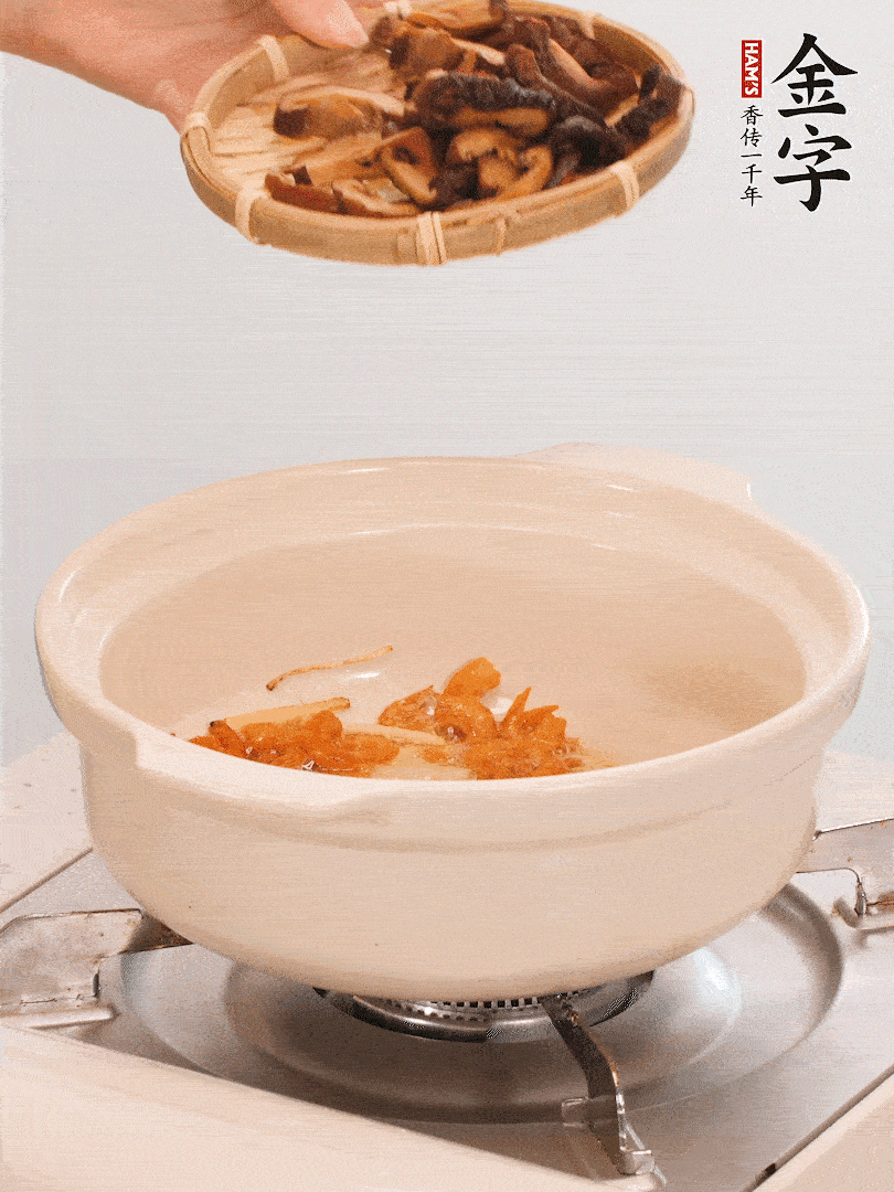 砂鍋倒入少許油，放入姜絲、海米小火煸香；再放入香腸、南瓜、干香菇一起翻炒2分鐘。