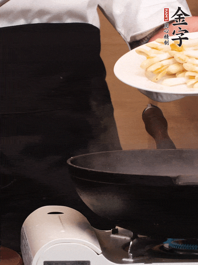 鍋中少許油，下花生芽