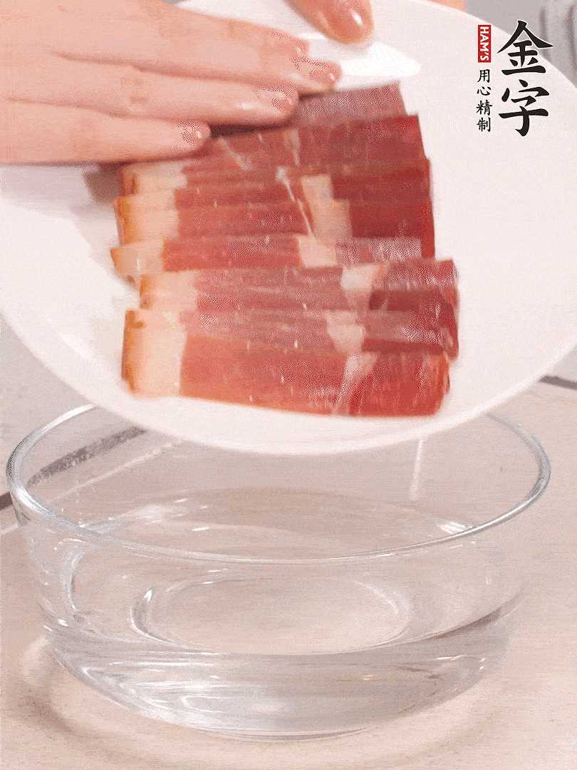 鴨腿冷水下鍋，加姜片、料酒焯水