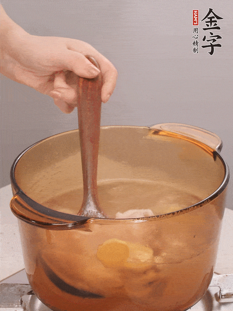 鴨肉、白果、火腿、生姜一起放入砂鍋，清水沒過食材，大火燉煮1小時(shí)