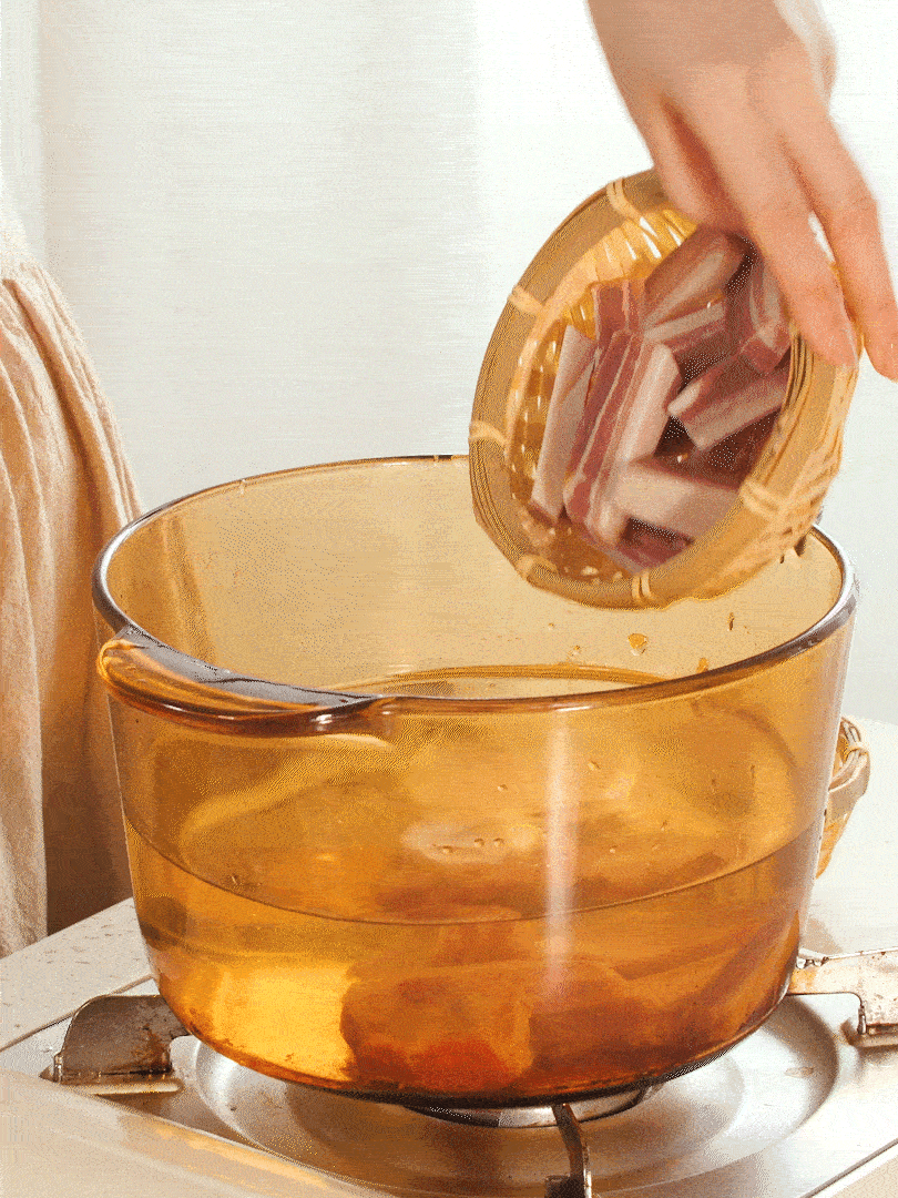 咸肉、排骨加料酒 蔥段 生姜 一起冷水下鍋焯水撈出