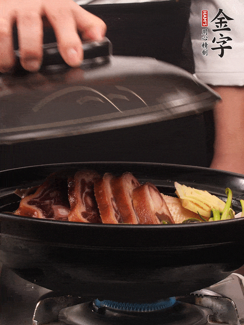 砂鍋蓋蓋子密封，大火燒開后轉(zhuǎn)小火，燜煮2小時