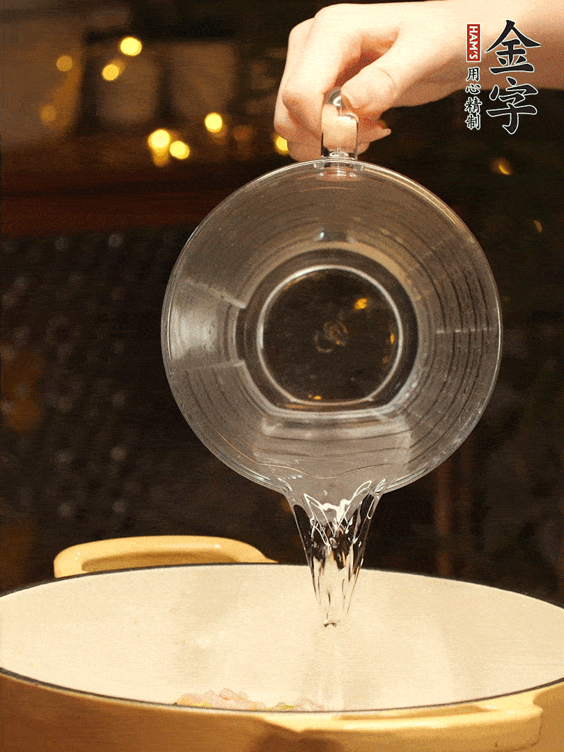 加入120ml水，蓋上蓋子燜幾分鐘撒上蔥花，美美的擺個(gè)盤~